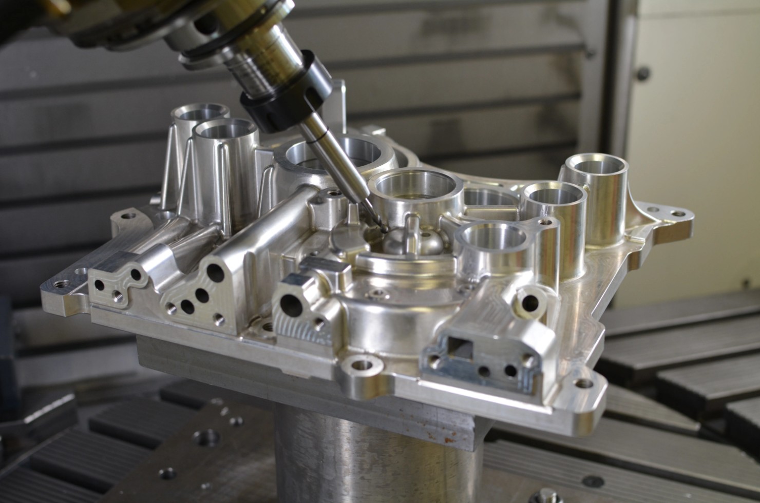 A máquina CNC de 5 eixos assegura a ultrapreza e consistença de peças complexas