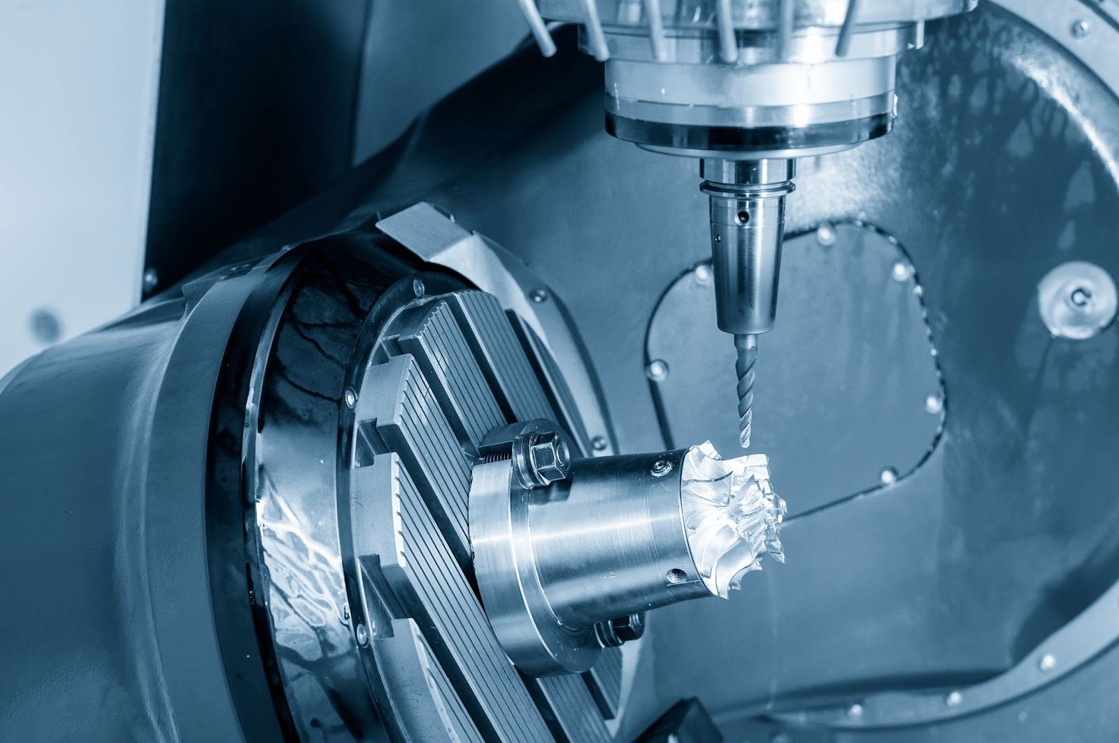 O avançado sistema CNC de 5 eixos permite usinagem precisa, complexa e com múltiplas superfícies.