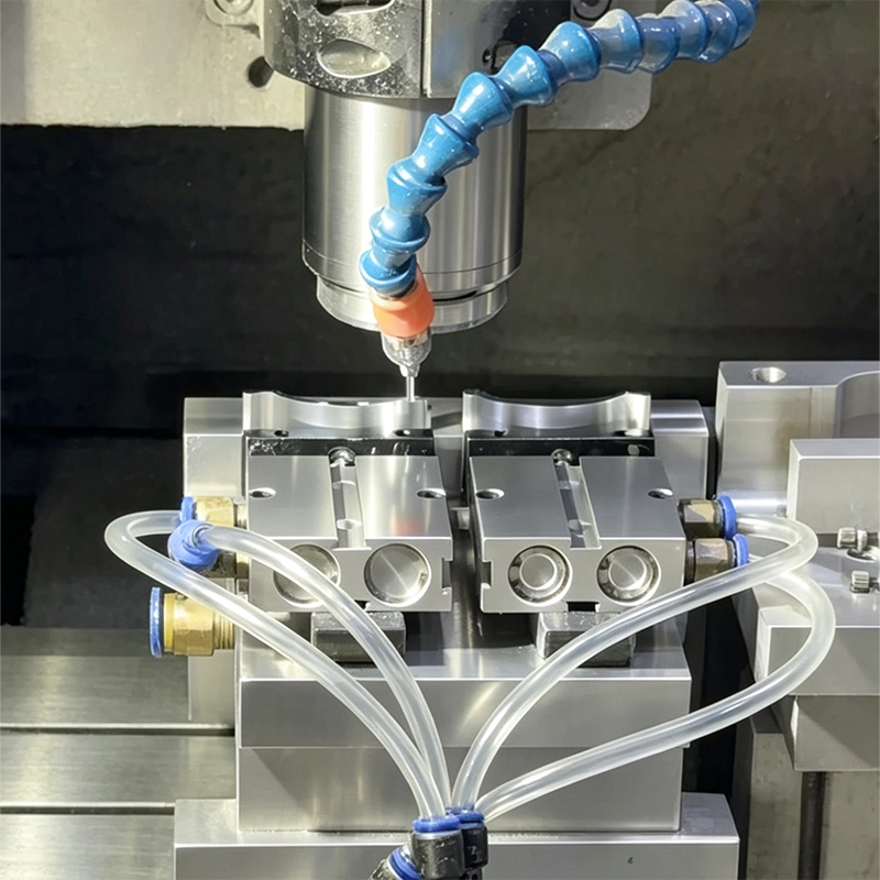 Set completo di macchine fresatrici CNC in funzione continua