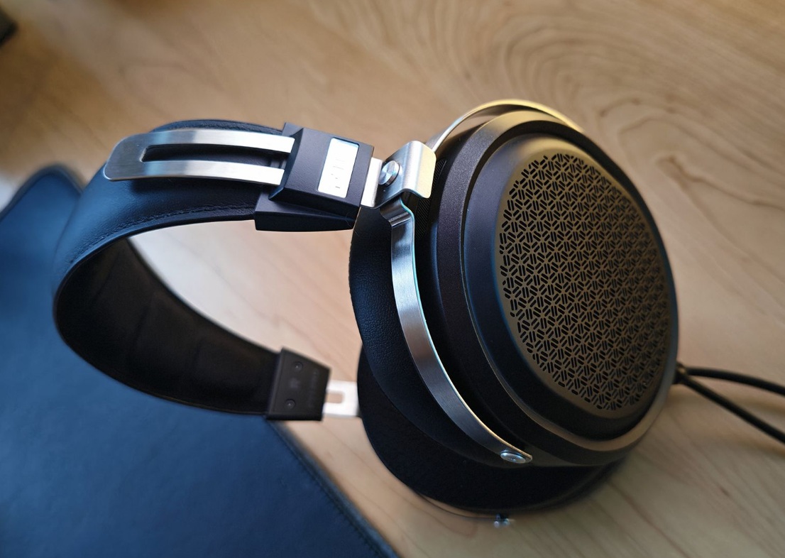 CNC-gefräste Ohrmuscheln aus Aluminium reduzieren Resonanzen und sorgen so für einen klareren Kopfhörerklang.