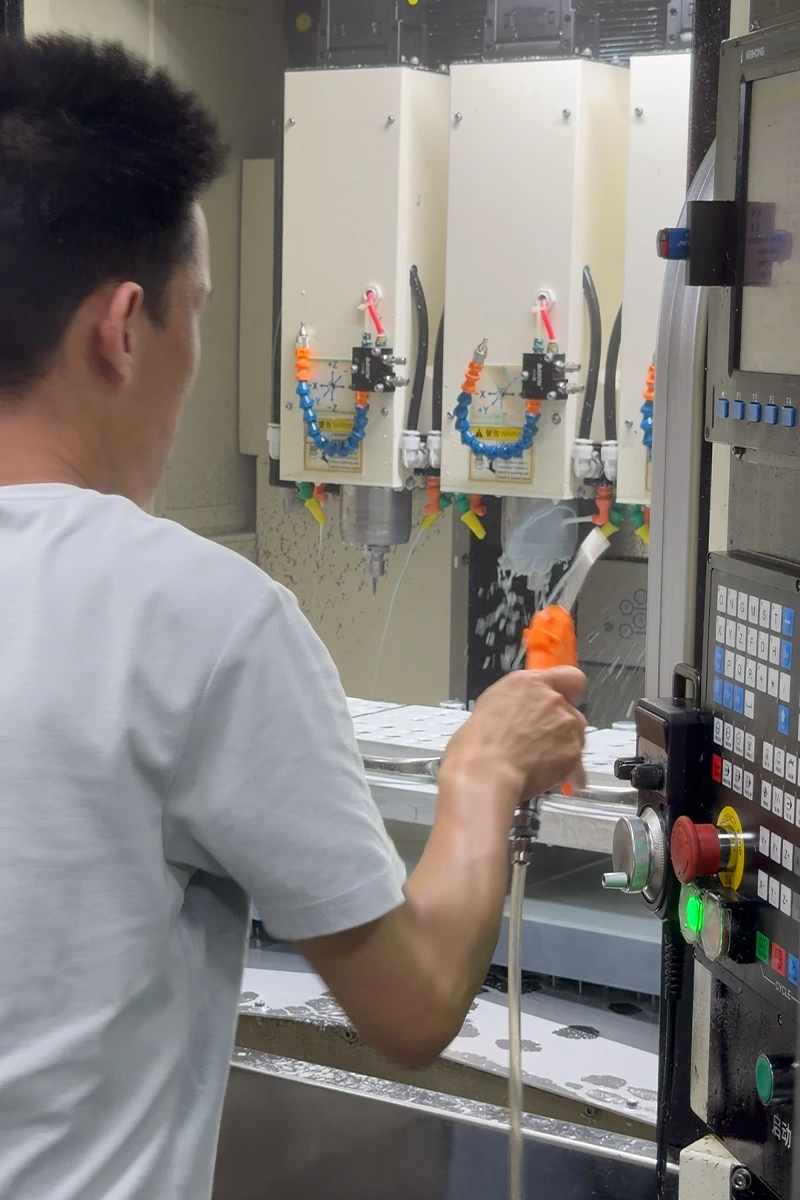Officina di produzione CNC con aree di lavoro organizzate