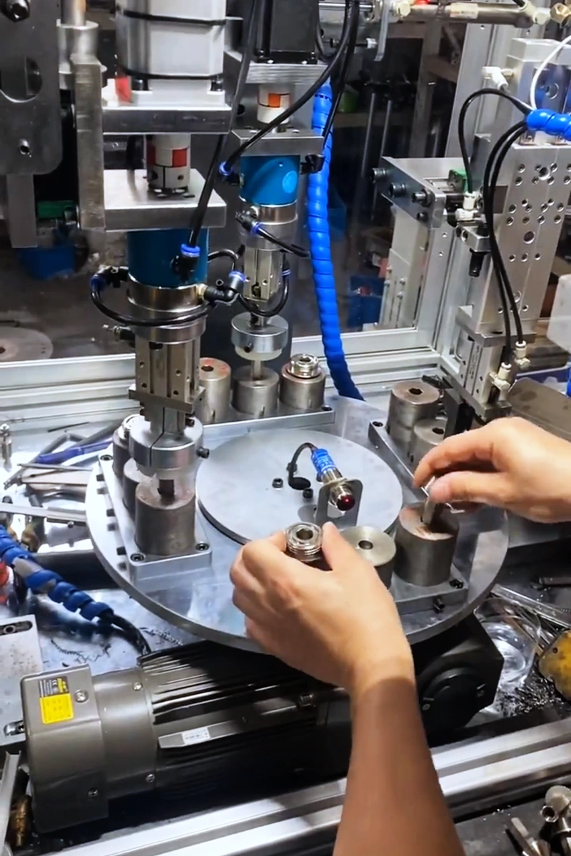 Officina di lavorazione CNC multifunzione — Stabilimento Rejin CNC