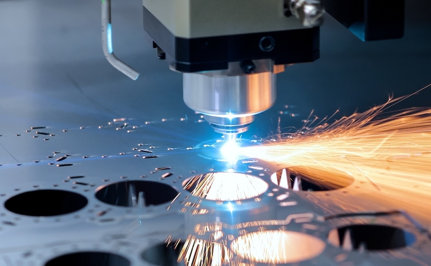 Painéis de mesa de mixagem usinados com precisão CNC e alinhamento perfeito.