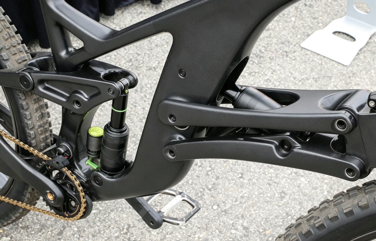 Componenti per E-MTB in alluminio lavorato a CNC con superfici anodizzate resistenti all'usura