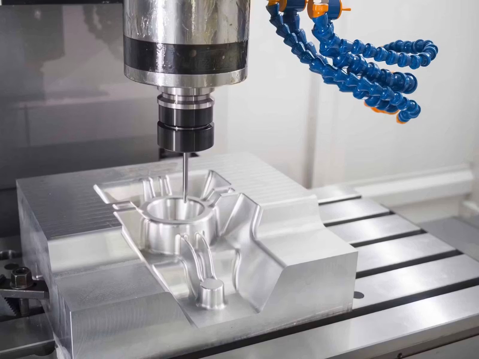 Fresatura CNC di precisione per componenti complessi lavorati su più assi.