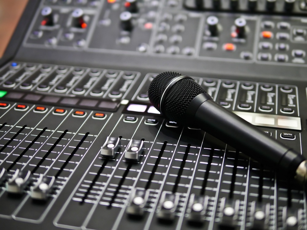 Audio-Steuergehäuse aus gebürstetem, eloxiertem Aluminium von Rejin CNC