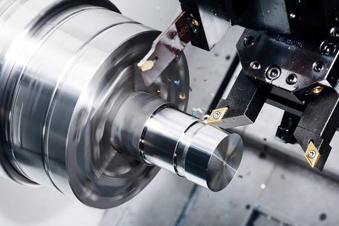 Lavorazione CNC a confronto con metodi di produzione alternativi per diversi volumi di produzione.