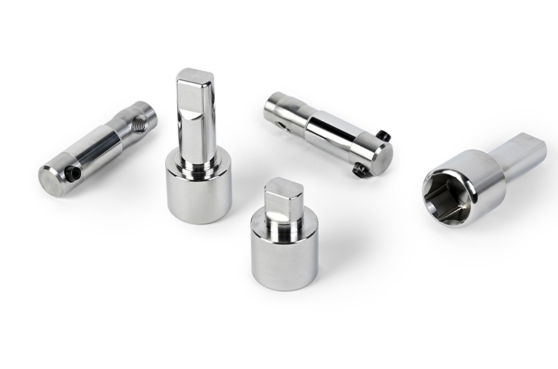 Produzione di elementi di fissaggio di precisione tramite macchine CNC con supporto alla produzione scalabile.