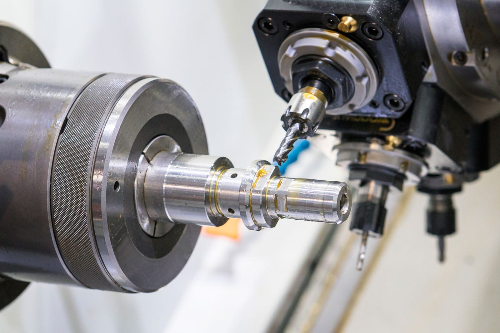 Usinagem CNC de precisão de eixos com concentricidade e excentricidade ≤0,01 mm.