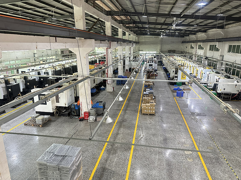 Officina con centro di lavoro verticale — Stabilimento Rejin CNC